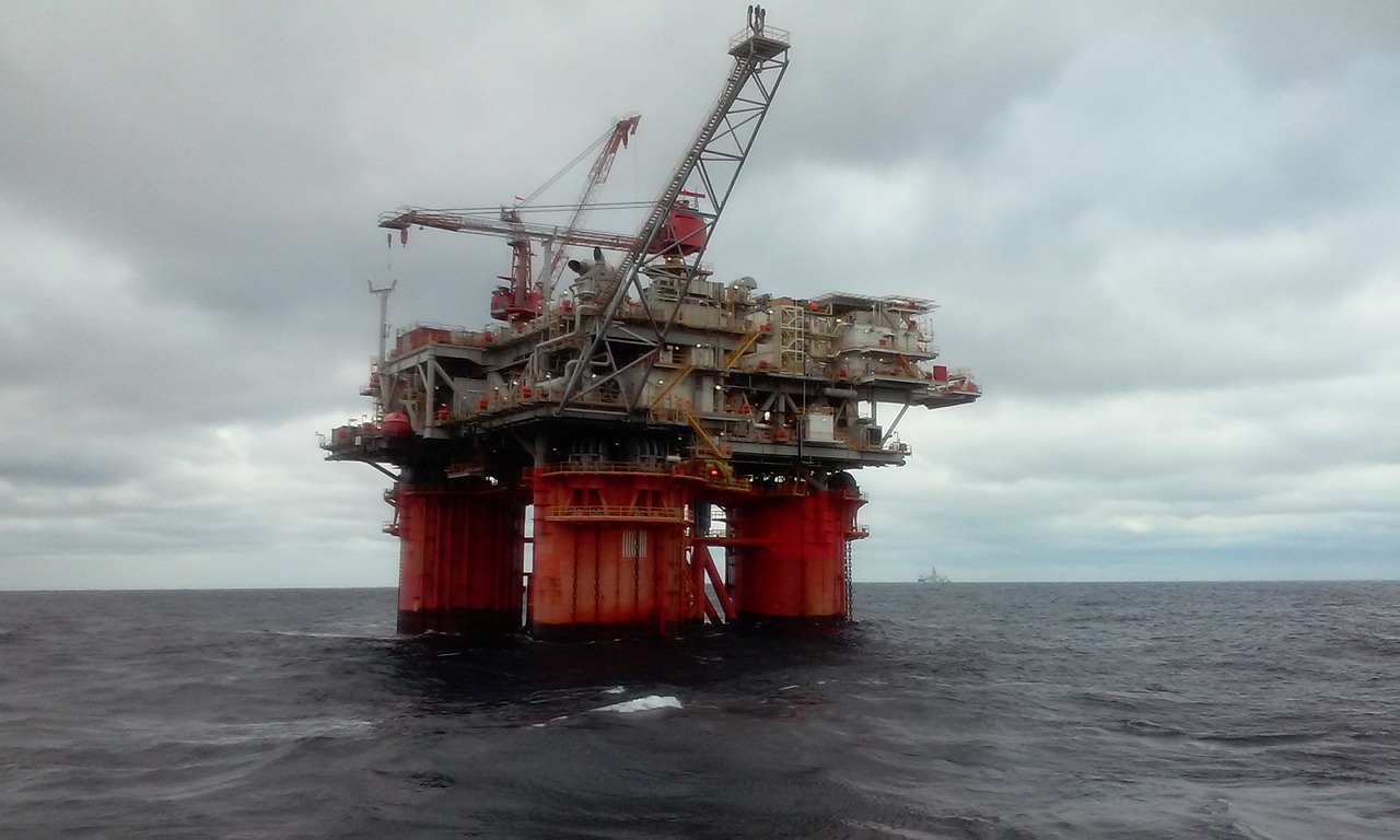 oil rig, oil platform, ocean-5232047.jpg